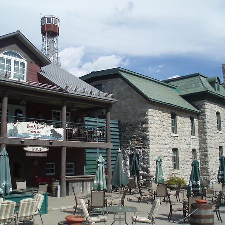 Château Logue Hotel Maniwaki Extérieur photo