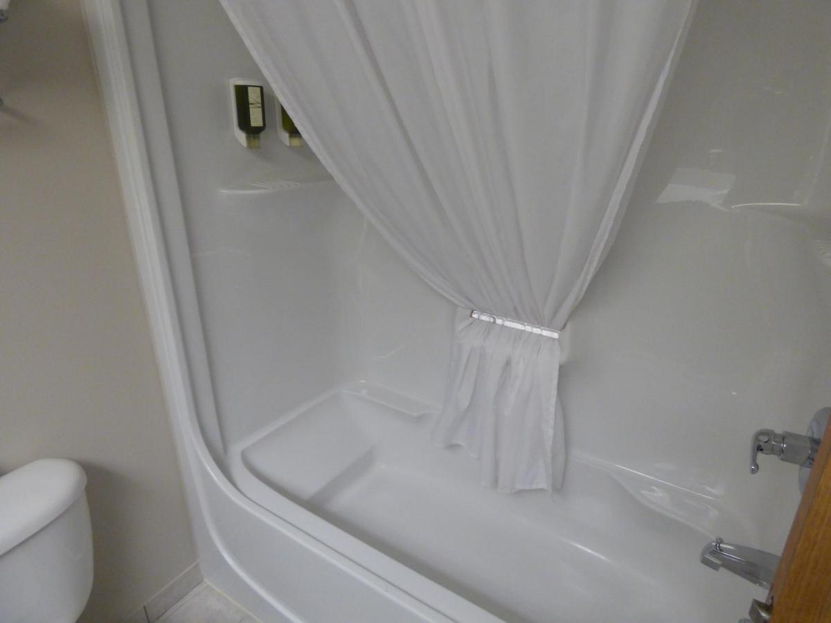 Château Logue Hotel Maniwaki Extérieur photo