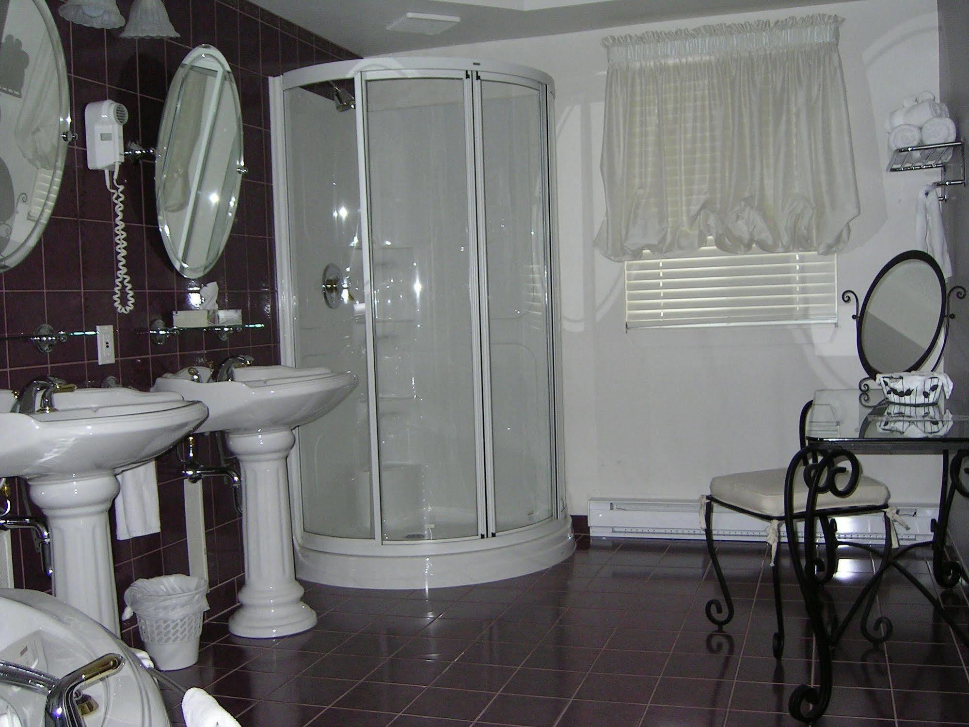 Château Logue Hotel Maniwaki Extérieur photo