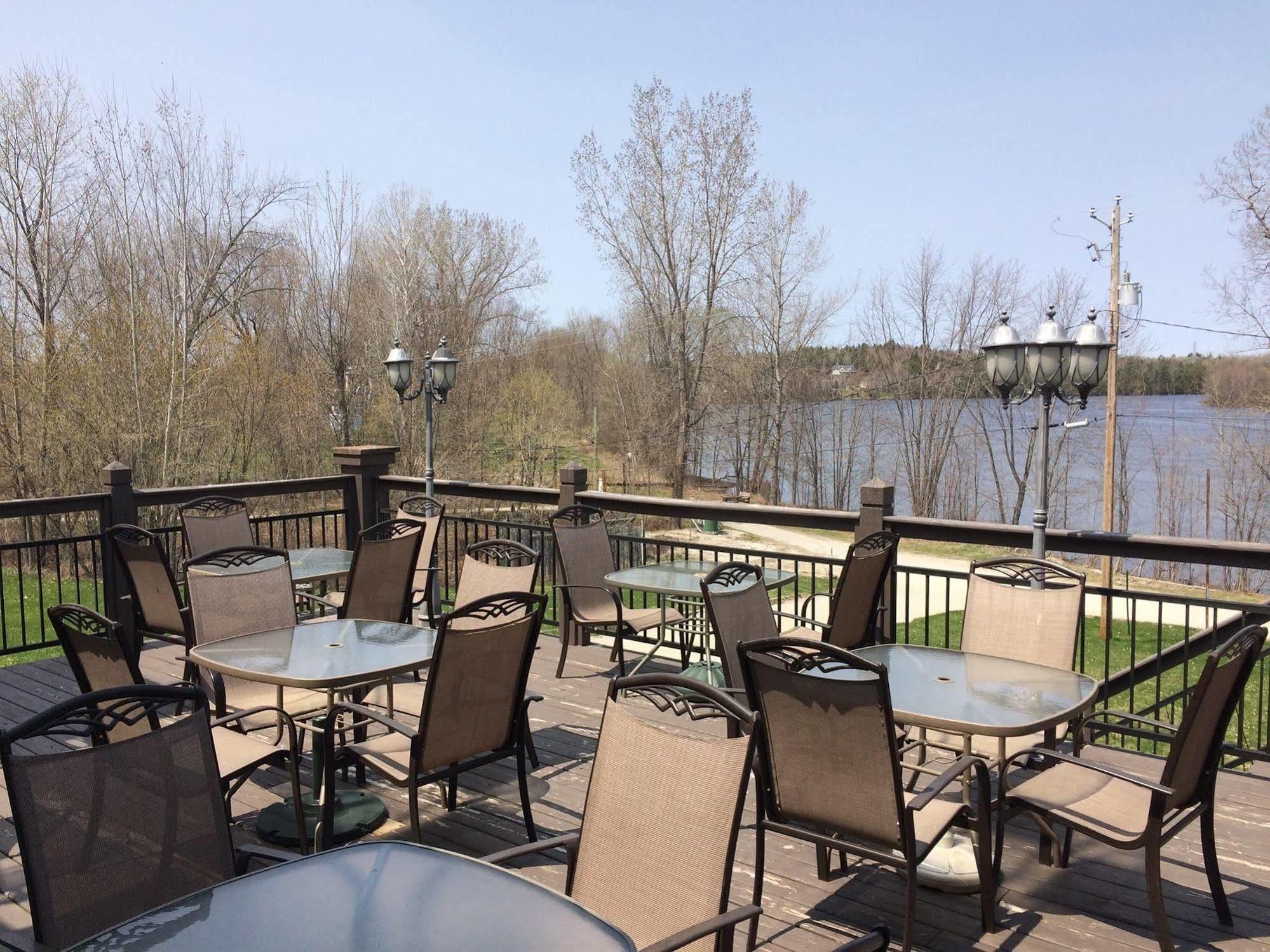 Château Logue Hotel Maniwaki Extérieur photo