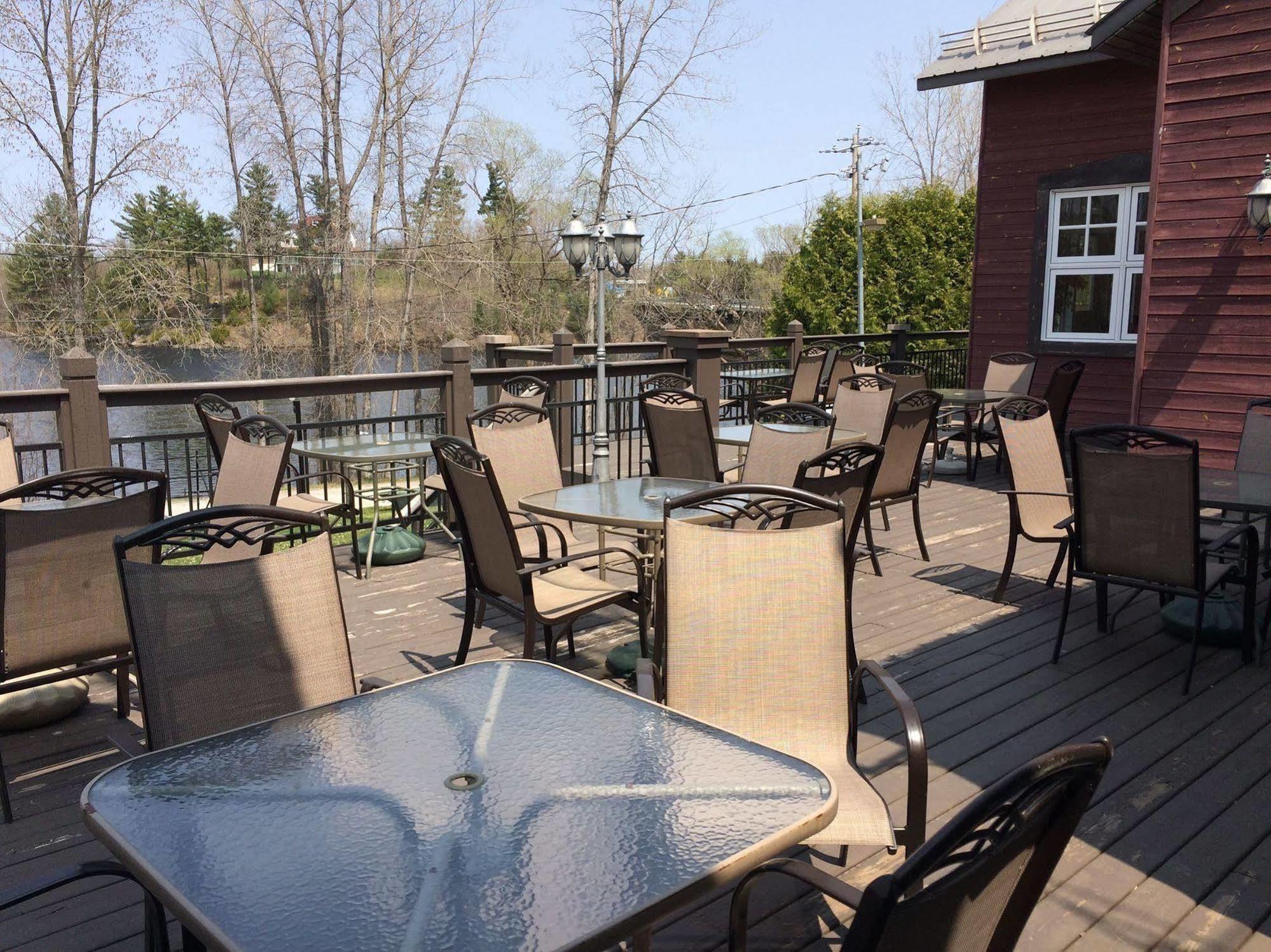 Château Logue Hotel Maniwaki Extérieur photo