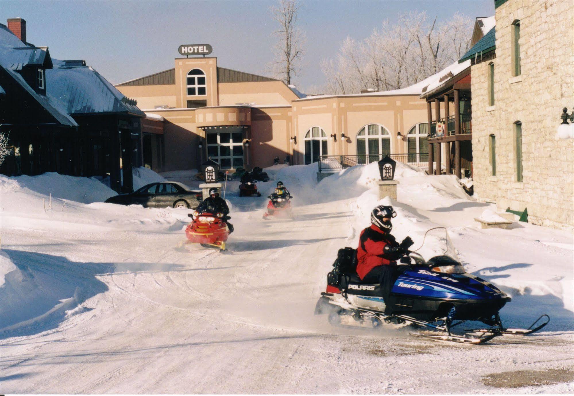 Château Logue Hotel Maniwaki Extérieur photo